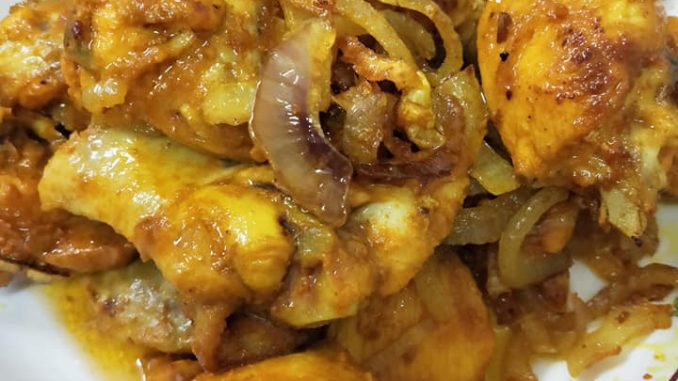 akak pesan Ayam goreng rangup bersama bawang merah hiris garing dalam pinggan putih