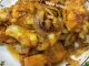 Ayam goreng rangup bersama bawang merah hiris garing dalam pinggan putih