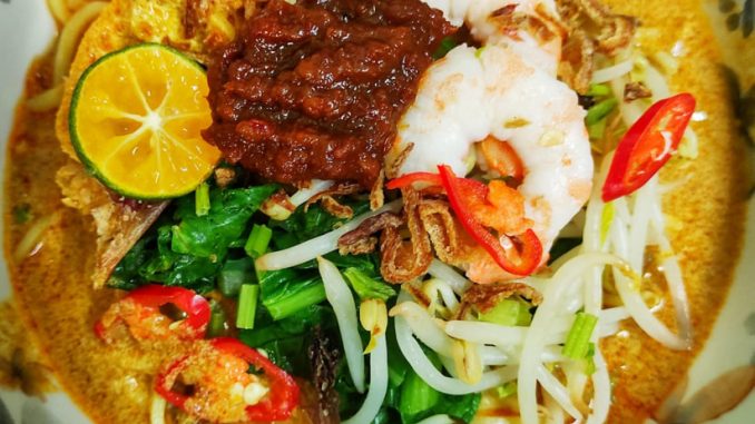 Mee Kari Nyonya Pekat Berkrim dengan Lauk Lengkap