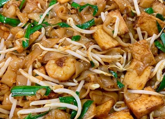 Sepinggan kuey teow goreng dengan udang, fish cake, taugeh dan kucai