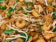 Sepinggan kuey teow goreng dengan udang, fish cake, taugeh dan kucai