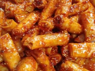 Popia goreng bersira sambal merah pedas manis, berkilat dan rangup
