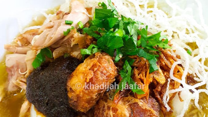 Semangkuk soto ayam lengkap dengan bergedil, sambal kicap dan suhun