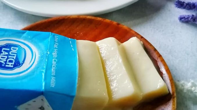 Puding susu kotak viral warna-warni berperisa strawberi, coklat dan jagung dalam kotak minuman
