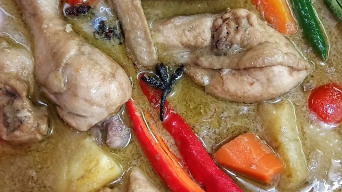 Ayam kurma pekat sedap dengan rempah Adabi dan kuah berlemak