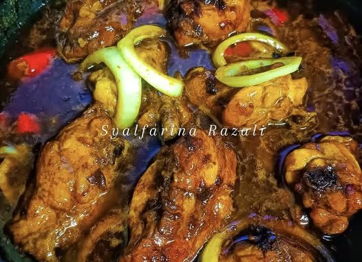 Ayam masak kicap ala Jawa berkuah pekat bersantan dalam pinggan putih