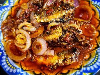 Sardin goreng cili padi dengan kuah pedas dan bawang besar, dihidang bersama nasi putih panas.