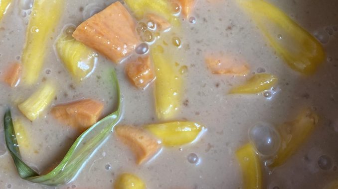 Pengat nangka dan ubi keledek dalam kuah santan lemak manis.
