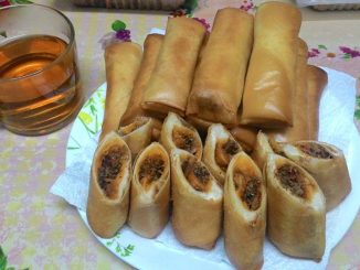 Popia roti sardin rangup yang digoreng keemasan, dihidang bersama sos cili sebagai pencicah.