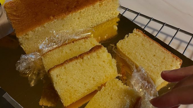 Kek butter premium homemade yang gebu, moist dan keperangan sempurna di atas.