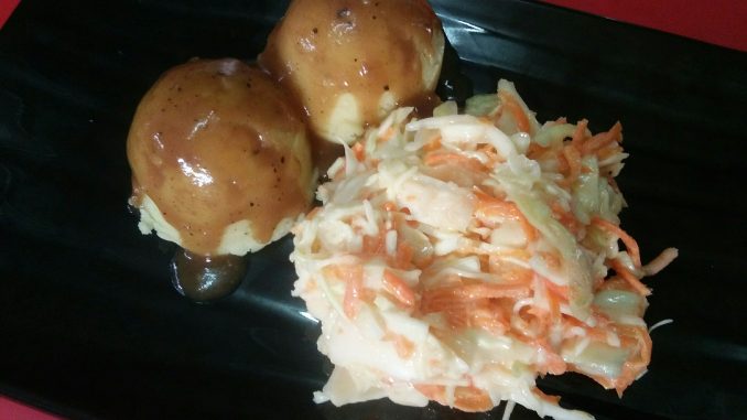 Kentang putar homemade yang lembut dan berkrim dihidang bersama kuah black pepper.