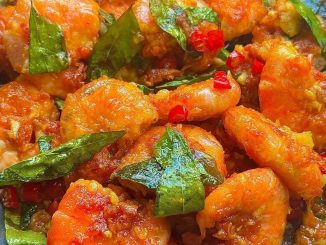 Udang Butter Garlic Rangup dengan Daun Kari dan Hirisan Cili Merah