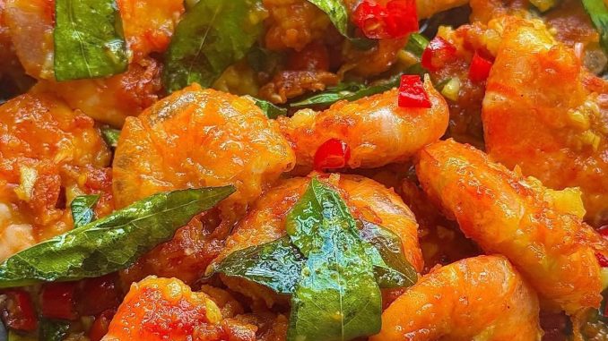 Udang Butter Garlic Rangup dengan Daun Kari dan Hirisan Cili Merah
