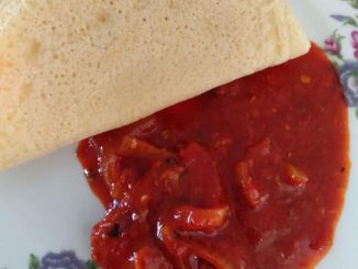 Lempeng pék nga lembut dimasak atas pan kecil, dihidang bersama sambal sardin pedas untuk sarapan