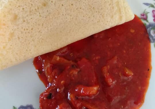 Lempeng pék nga lembut dimasak atas pan kecil, dihidang bersama sambal sardin pedas untuk sarapan
