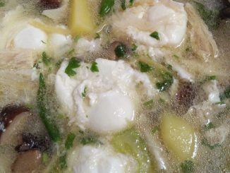 Sup telur simple yang siap dimasak, dihidang panas bersama nasi putih