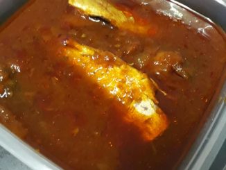 Ikan sardin segar dimasak dalam kuah tomato pekat dalam periuk pressure cooker