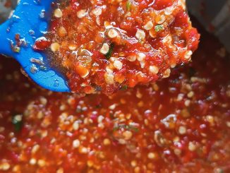 Sambal merah berkilat dan pekat, sesuai untuk nasi bajet atau jualan harian