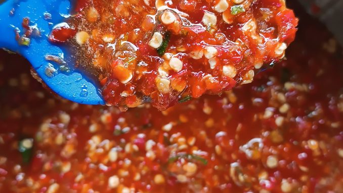 Sambal merah berkilat dan pekat, sesuai untuk nasi bajet atau jualan harian