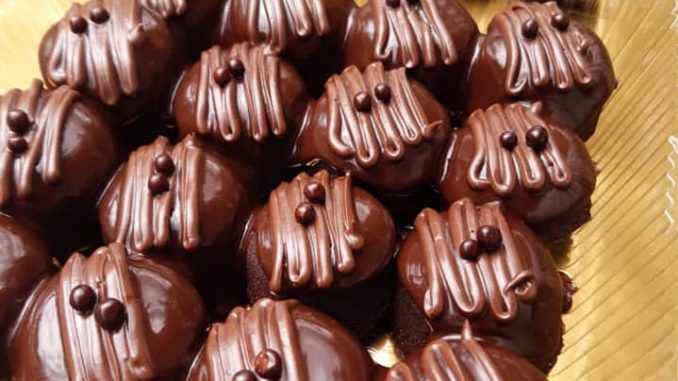 Kek coklat moist kukus dalam acuan lompang, comel dan sesuai untuk jualan mini box