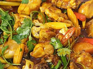 Ayam tumis tomyam dengan kuah pekat, sayur segar dan taburan daun ketumbar