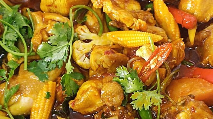 Ayam tumis tomyam dengan kuah pekat, sayur segar dan taburan daun ketumbar