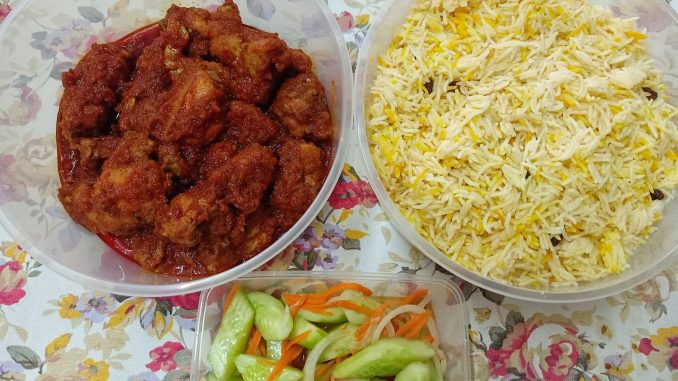 Nasi minyak basmathi yang wangi dan berwarna kekuningan dengan kismis