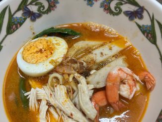 Mee Udang Hokkien Mee dengan kuah udang pekat, sambal pedas, udang rebus, kangkung, fish cake dan telur rebus