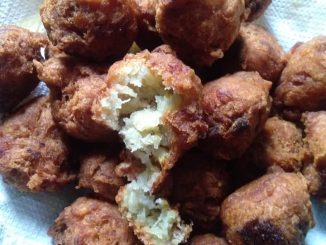 Cekodok pisang rangup di luar, gebu di dalam disusun atas pinggan