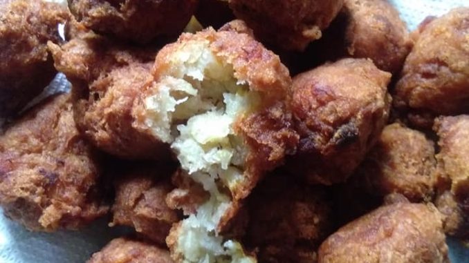 Cekodok pisang rangup di luar, gebu di dalam disusun atas pinggan