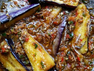 Terung goreng berlada ditabur ikan bilis goreng tumbuk atas pinggan