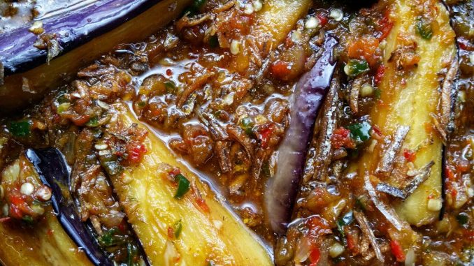 Terung goreng berlada ditabur ikan bilis goreng tumbuk atas pinggan
