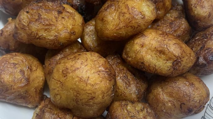 Cokodok pisang kembong dan keemasan tanpa baking powder, digoreng sempurna dan masih lembut walaupun sejuk