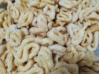 Kuih Tetulik tradisional atau kuih kering yang digoreng garing dan disira gula, hidangan warisan Melayu lama.
