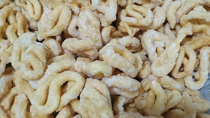 Kuih Tetulik tradisional atau kuih kering yang digoreng garing dan disira gula, hidangan warisan Melayu lama.