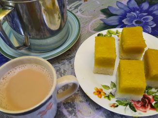 Kuih Seri Muka Durian dengan lapisan pulut putih dan kastard durian kuning keemasan yang gebu dan beraroma.