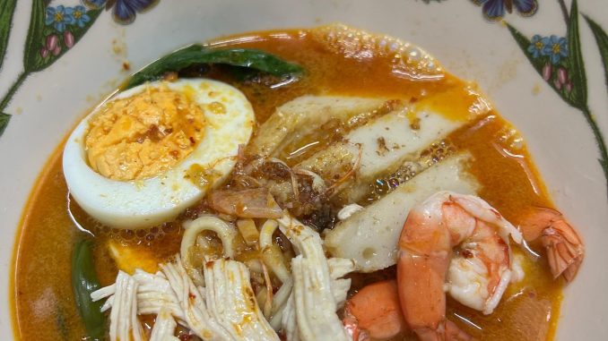 Mee Udang Hokkien Mee dengan kuah udang pekat, sambal pedas, udang rebus, kangkung, fish cake dan telur rebus