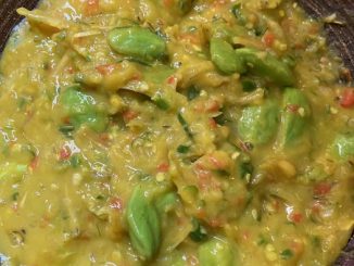 Masakan tempoyak ikan bilis petai yang pedas, beraroma dengan daun kunyit dan tempoyak pekat, hidangan kampung asli.