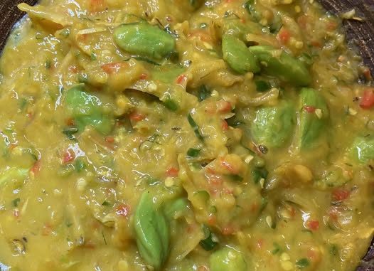 Masakan tempoyak ikan bilis petai yang pedas, beraroma dengan daun kunyit dan tempoyak pekat, hidangan kampung asli.
