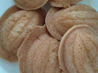 Bahulu kampung garing berwarna keemasan, snek tradisional Melayu yang rangup dan manis.