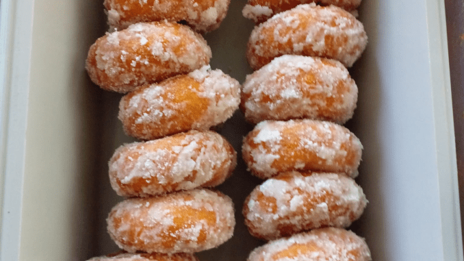 Hidangan kuih keria siap dengan sira gula yang tidak cair