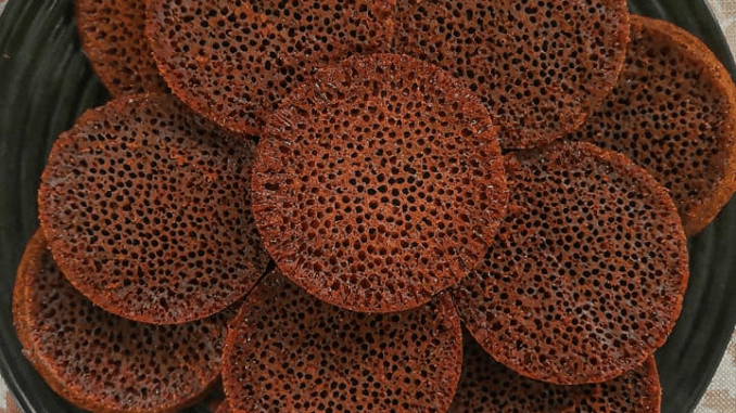 Kek karamel gula hangus dengan lubang sarang semut yang cantik dan tekstur kenyal.