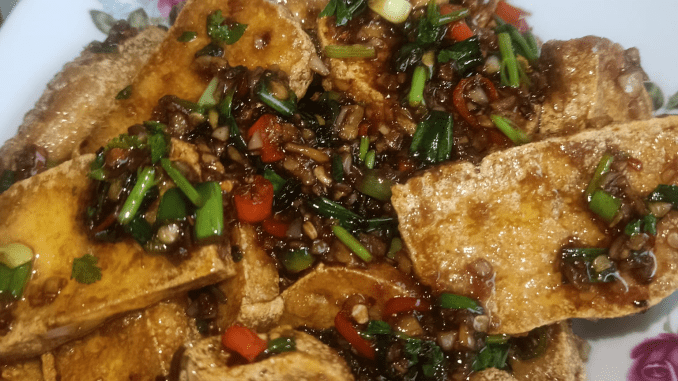 Tauhu goreng rangup dengan sos pedas manis ala Chinese style.