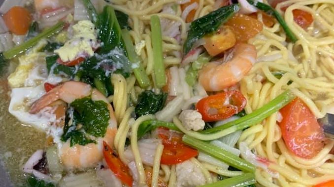 Semangkuk mee sup ala Siam dengan isi ayam, udang, sotong dan daun ketumbar beraroma