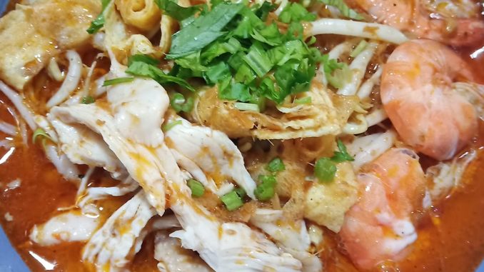 Semangkuk Laksa Sarawak dengan udang, ayam, telur dadar dan sambal belacan