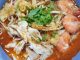 Semangkuk Laksa Sarawak dengan udang, ayam, telur dadar dan sambal belacan