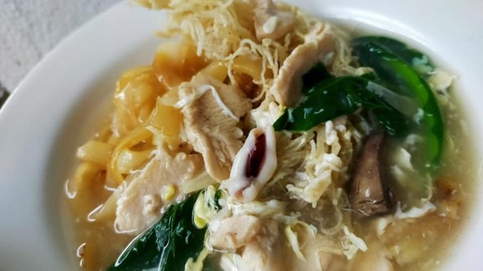Cantonese Kuey Teow dengan kuah pekat bersama ayam dan udang