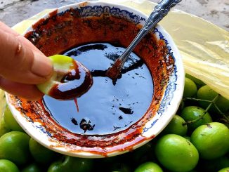 Sos colek buah homemade dalam mangkuk, pekat dan berwarna gelap