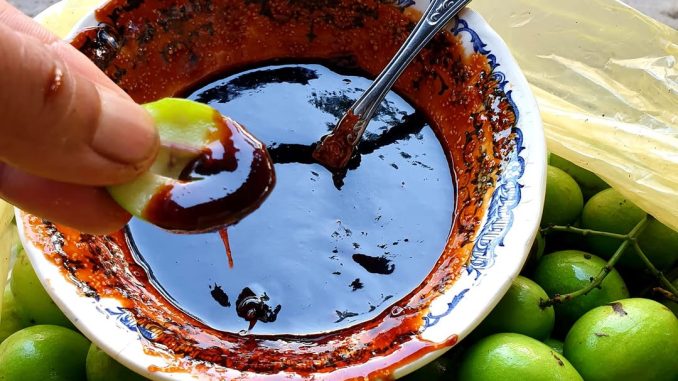 Sos colek buah homemade dalam mangkuk, pekat dan berwarna gelap