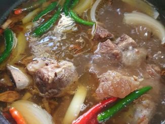 Singgang daging tulang Terengganu, hidangan tradisional Malaysia dengan rasa sedap, kuah pekat dan bahan-bahan asli.